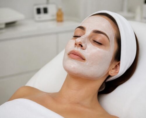 Mascarilla calmante al final de una limpieza facial profunda profesional